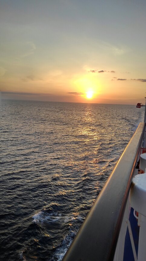 船上から見た夕日